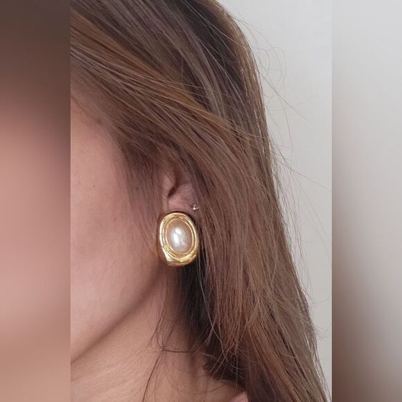 ✨️VINTAGE Givenchy Clip-on Gold Earrings - Picture 2 of 10
